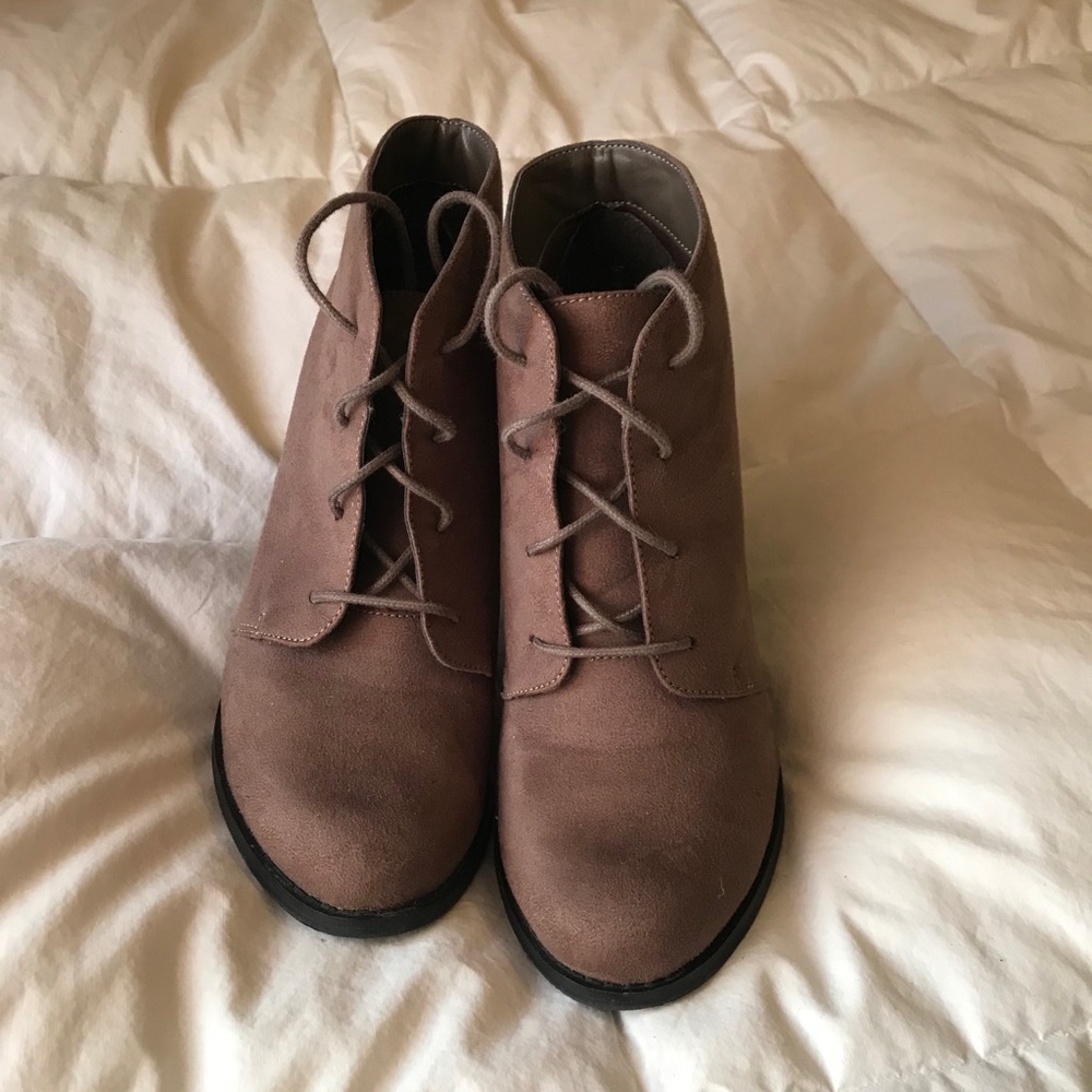 Women’s size 8 taupe booties